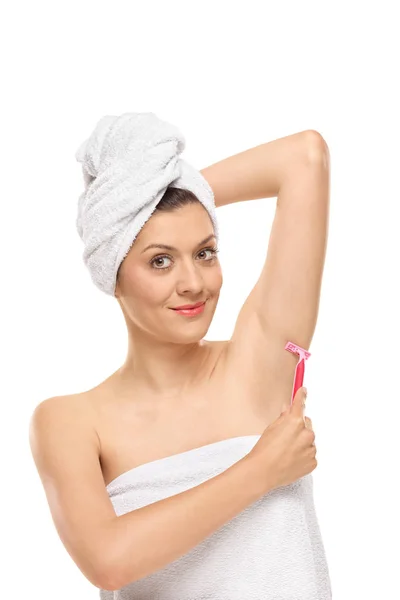 Kvinna rakning hennes armhåla med ett rakblad — Stockfoto