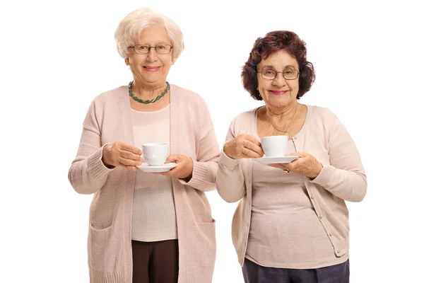 Дві зрілі жінки з чашками — стокове фото