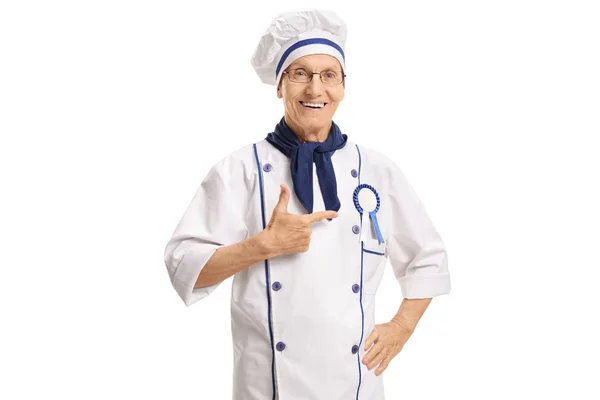 Joyeux chef avec un ruban de récompense pointant — Photo