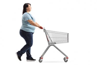 Boş bir alışveriş sepeti iterek kadın