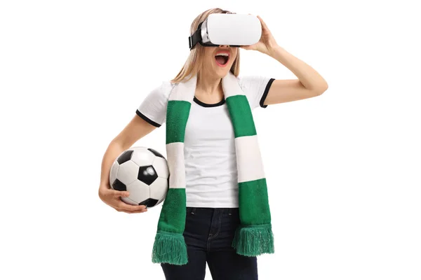 Aufgeregter Fußballfan mit einem vr-Headset — Stockfoto