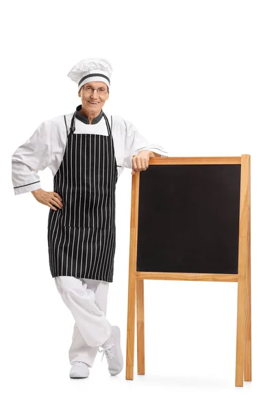 Chef parado junto a una pizarra en blanco —  Fotos de Stock