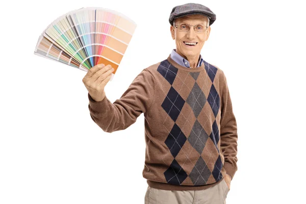 Äldre man innehar en färgruta — Stockfoto