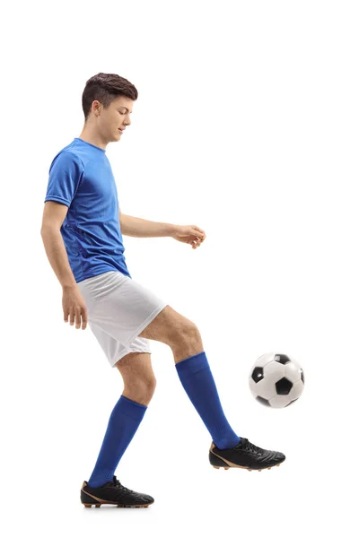 Teenage soccer player juggling a football — Stock Photo, Image