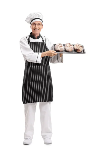 Baker håller en bricka med bröd — Stockfoto