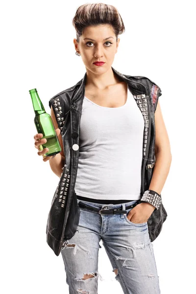 Punková dívka drží láhev piva — Stock fotografie