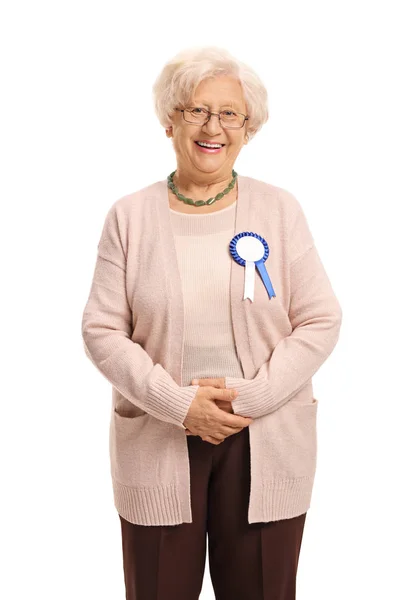Äldre kvinna som bär en award ribbon — Stockfoto