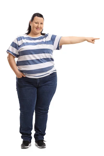 Mujer apuntando a la derecha y mirando a la cámara — Foto de Stock