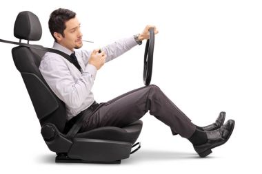 Sürüş sırasında bir sigara aydınlatma işadamı