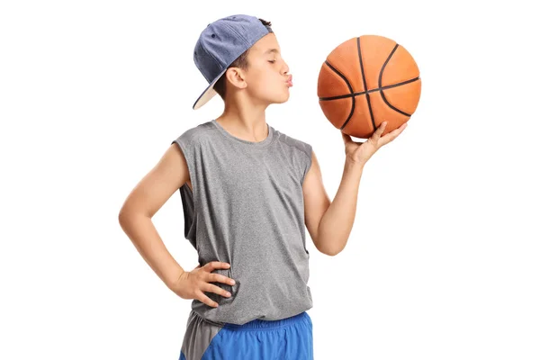 Мальчик целует баскетбол — стоковое фото