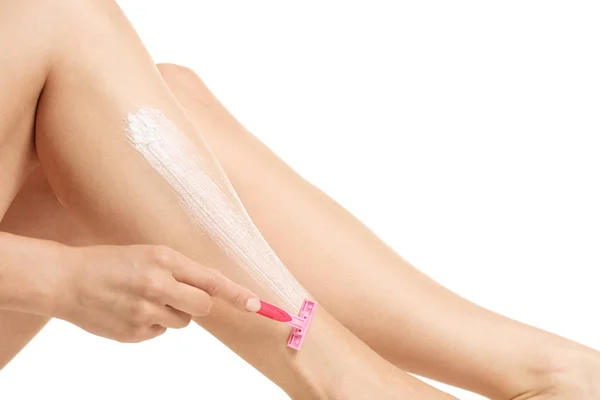 Vrouw haar benen scheren met een scheermes — Stockfoto