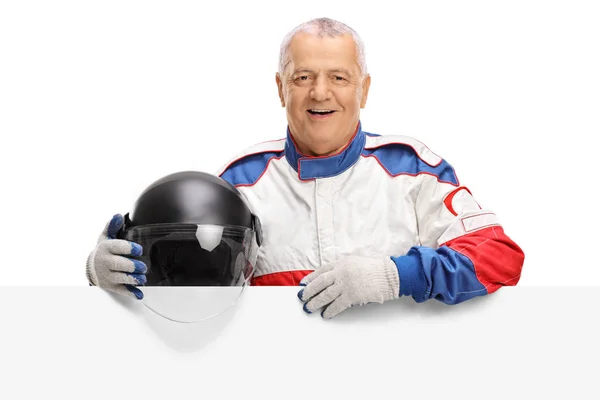 Yaşlı araba yarışçısı bir panelin arkasında — Stok fotoğraf