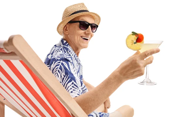 Turista con un cocktail seduto su un lettino — Foto Stock