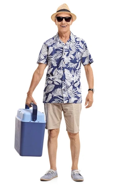 Turista anziano che tiene una scatola di raffreddamento — Foto Stock
