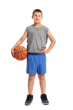 Bir çocuk bir basketbol ile tam uzunlukta portresi