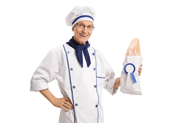 Baker sosteniendo una barra de pan con una cinta de premio — Foto de Stock