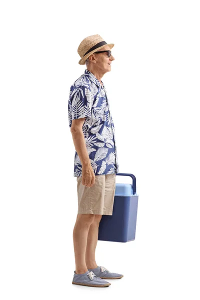 Літній турист з охолоджуючою коробкою чекає в черзі — стокове фото