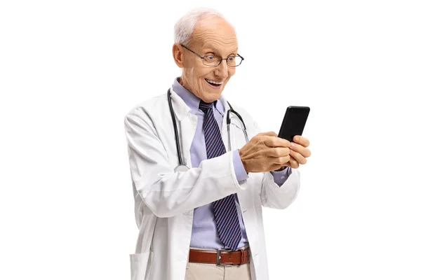 Překvapený postarší lékař pomocí telefonu — Stock fotografie