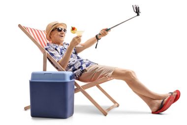 bir kokteyl ile yaşlı turistik bir selfie alarak 