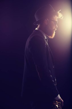 Sahne Alanı'nda erkek müzisyen 