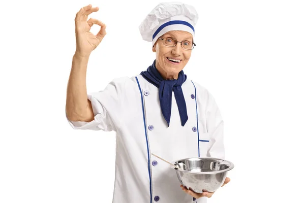 Koch hält eine Schüssel in der Hand und macht ein ok Zeichen — Stockfoto