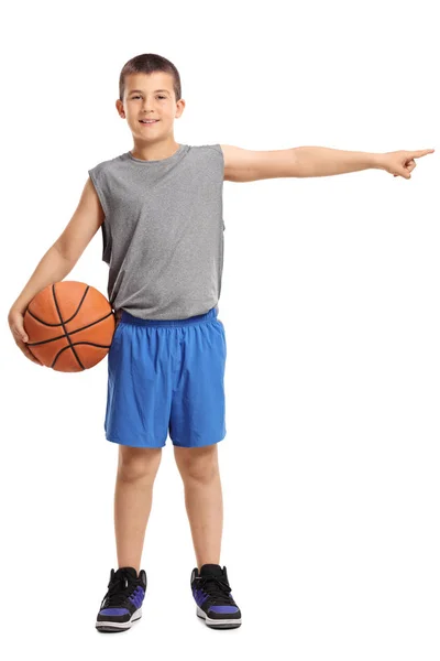 Niño con un baloncesto apuntando a la derecha — Foto de Stock