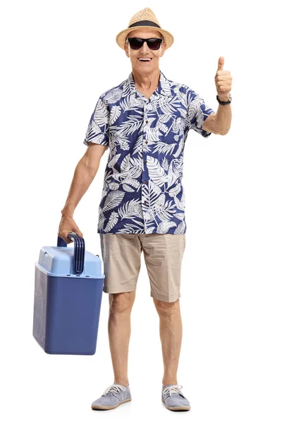 Tourist with a cooling box making thumb up gesture — Stock Photo, Image