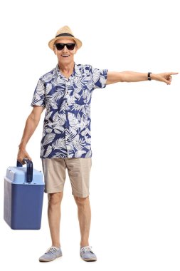 Şu işaret eden bir soğutma kutusuyla olgun turist