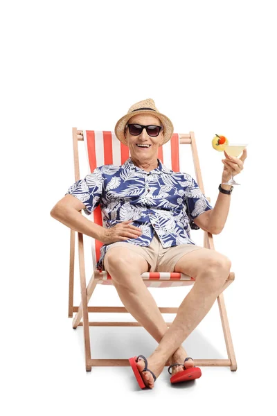 Turista mayor con un cóctel sentado en una tumbona — Foto de Stock