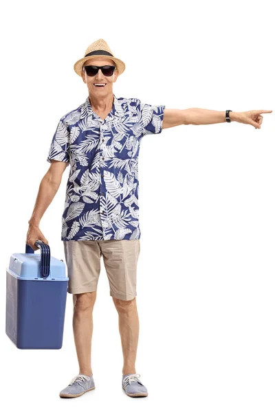 Turista maduro com uma caixa de refrigeração apontando para a direita — Fotografia de Stock