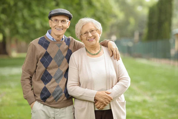 Couple aîné dans le parc — Photo