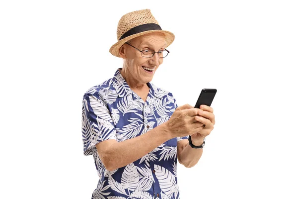 Turista anciano sorprendido usando un teléfono — Foto de Stock