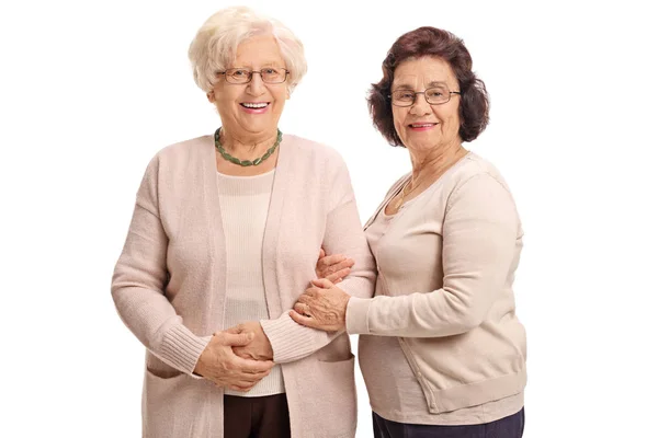 Donne mature guardando la fotocamera e sorridendo — Foto Stock