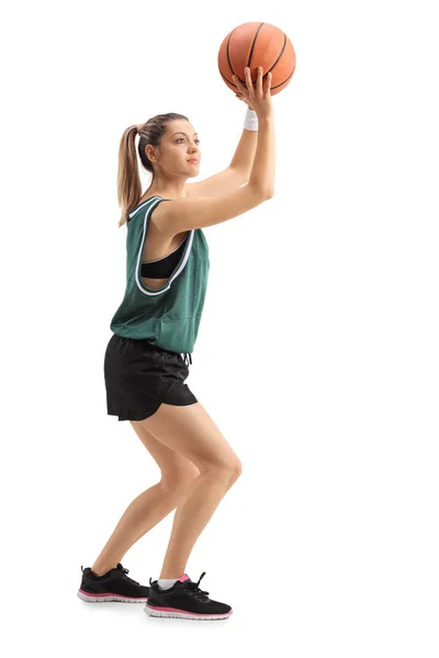 Mujer joven lanzando una pelota de baloncesto —  Fotos de Stock