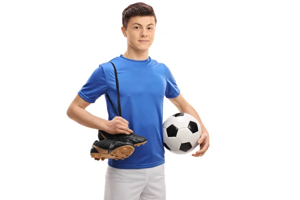 Юный футболист с футбольной и футбольной обувью — стоковое фото