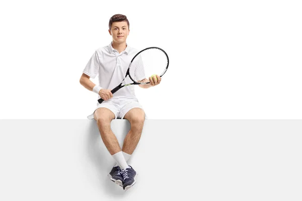 एक पॅनेल बसलेला किशोर टेनिस खेळाडू — स्टॉक फोटो, इमेज