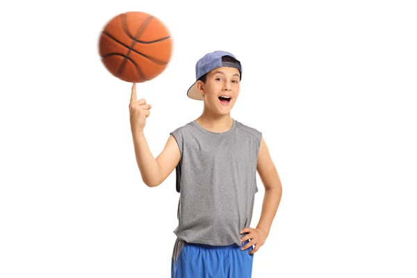 Radostný chlapec točí basketbal na prst — Stock fotografie