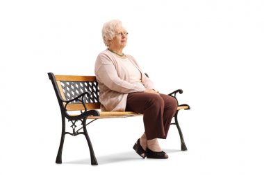 Bir bankta oturan ve uzağa bakarak yaşlı kadın