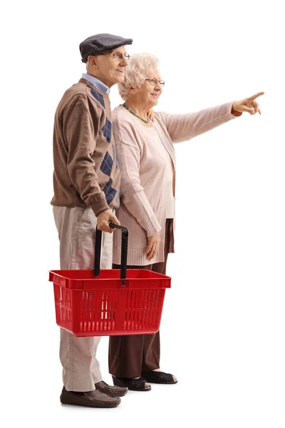 Hombre con cesta de la compra vacía y mujer señalando — Foto de Stock