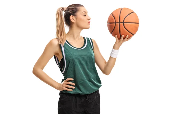 Wanita muda mencium bola basket — Stok Foto