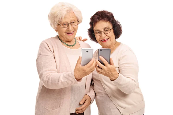 Δύο ηλικιωμένες γυναίκες βλέπουν τηλέφωνα — Φωτογραφία Αρχείου