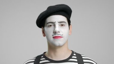 Kameraya bakarak ve gülümseyen MIME