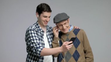 adam ve bir cep telefonu üzerinde müzik dinlemek son sınıf