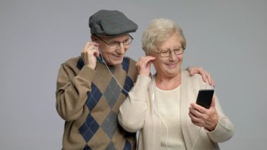 Bir cep telefonu üzerinde müzik dinlemek yaşlılar