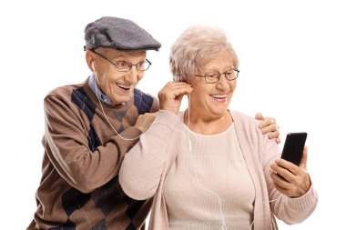 Çift birlikte bir telefon müzik dinlemek