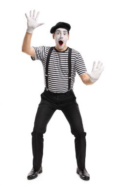 Görünmez bir duvar üzerinde ellerini tutarak MIME