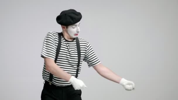 Mime artist pulling an invisible rope — Stock Video