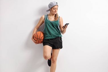 Bir cep telefonu üzerinde müzik dinlemek kadın basketbol oyuncusu
