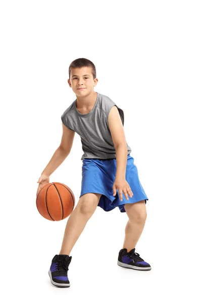 Criança jogando com uma bola de basquete — Fotografia de Stock
