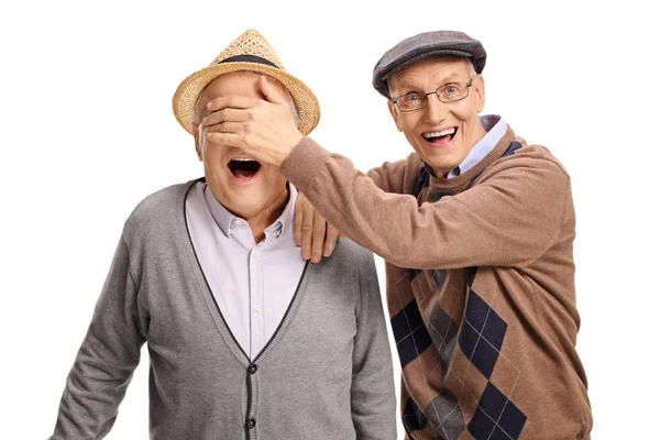 Зрелый человек закрывает глаза своему другу — стоковое фото